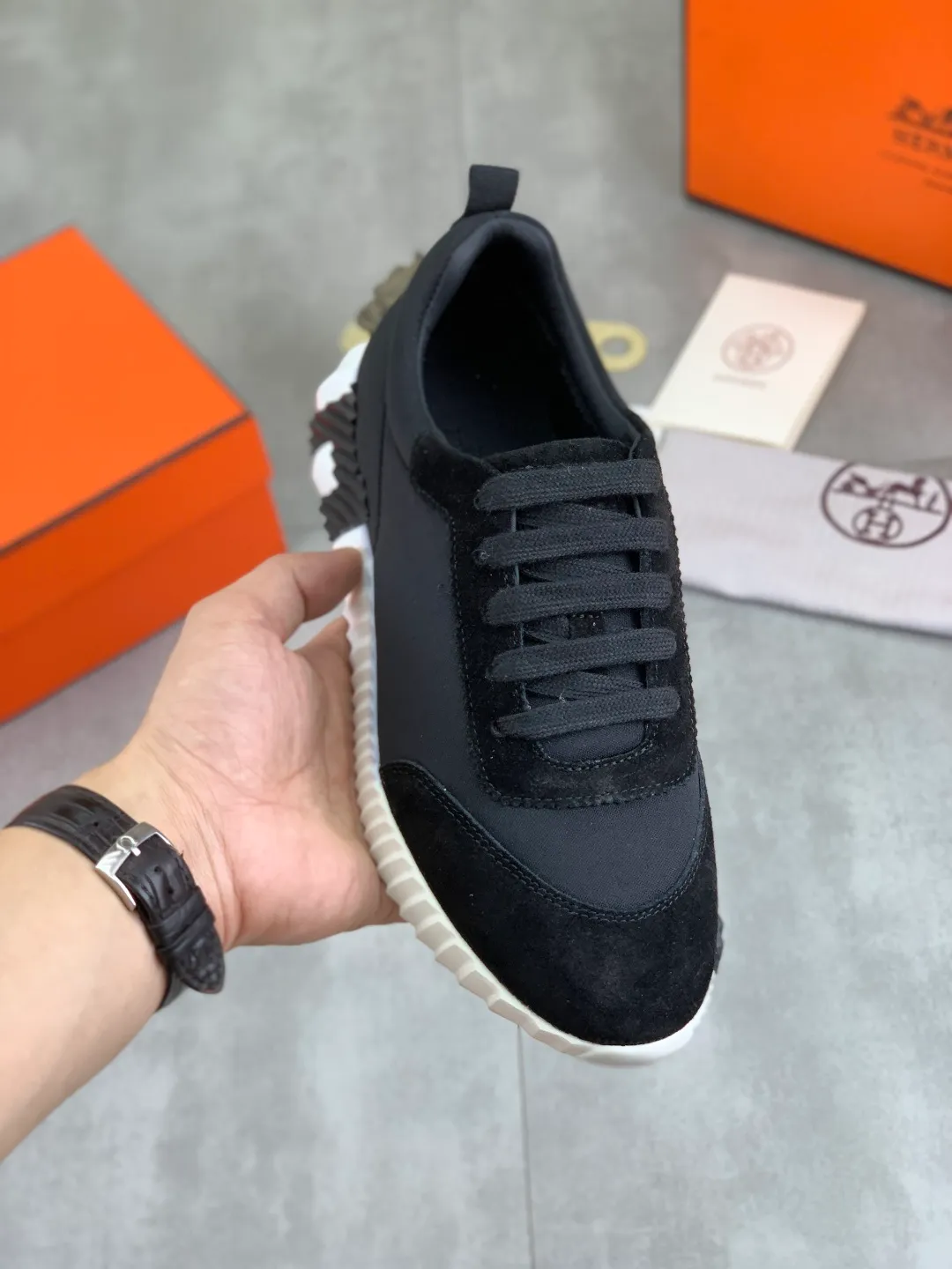 Men's men's shoes 💰P580 New model Top version Original order Hermes Men's Drift Sneaker Summer new casual sports shoes Original purchase, development, production H family men's classic series, technical breathable fabrics with cowhide, casual sports shoes, casual shoes, sports dad shoes combine high-tech breathable materials and cowhide, H family exclusive button decoration on the side. The outsole is full of H italic design and bright colors to show vitality and continue the brand design inspiration. Stroll around the city lightly and feel free and comfortable. Delivered in exquisite packaging 🛍📦 ▪️Fabric: original customized breathable material + first-layer cowhide ▪️Inner: cowhide feet ▪️Outsole: molded and evacuated PU+TPU material ▪️Size: 35-45 Multiple colors available Premium packaging